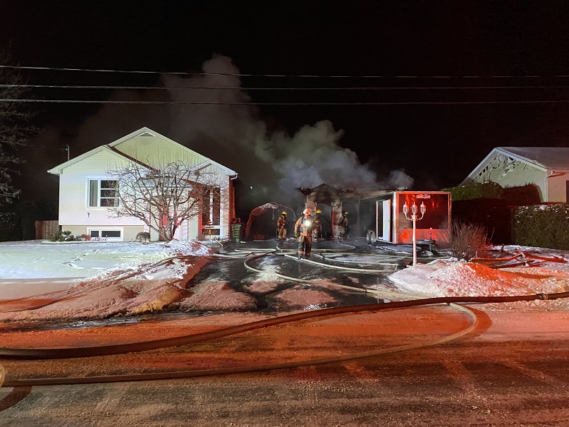 Le feu détruit le garage détaché d'une résidence unifamiliale de Sainte