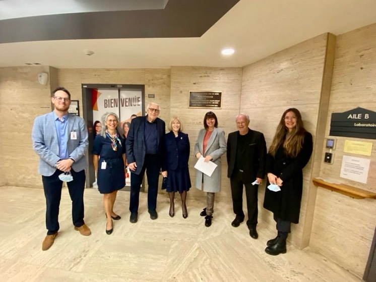 Une plaque pour le million de dollars d'Alain Goulet et Madeleine