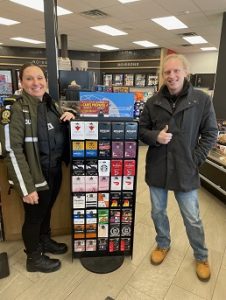 La sergente Eve Langlais du poste de la MRC de Pierre-De Saurel et Jayzon St-Jean, gérant du dépanneur Boileau à Sorel-Tracy